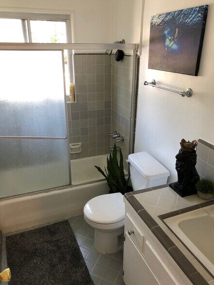 bathroom - decorations not included - 7526 Fountain Ave