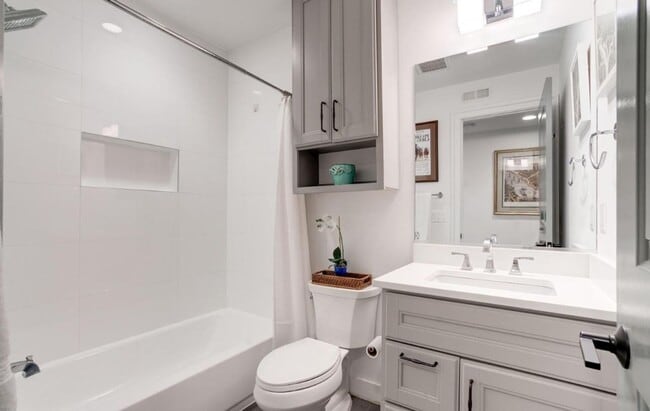 Building Photo - Glover Park Beauty with Parking