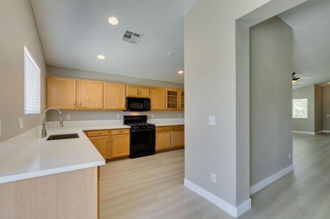 Building Photo - This  one-story home is located in the hea...