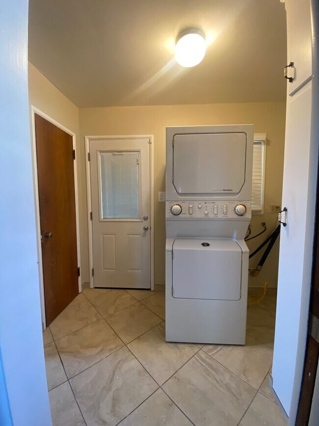 Building Photo - 3 Bedroom Single Story Ontario