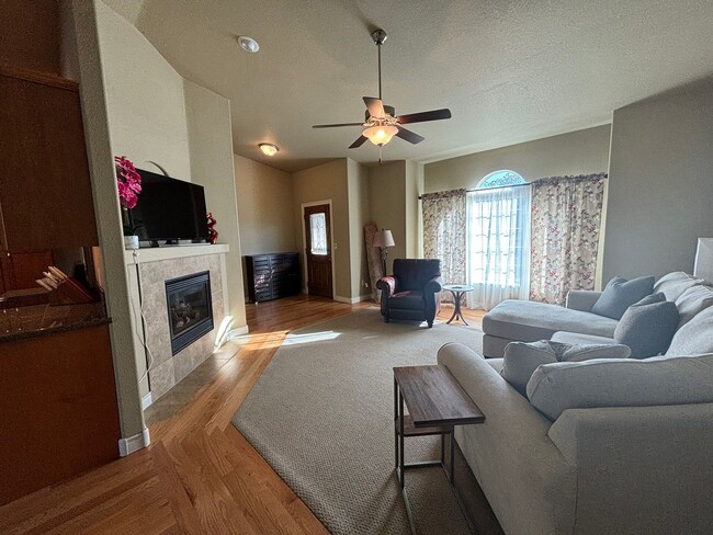 Building Photo - 3 BED | 3 BATH | TOWNHOME | DOUBLE GARAGE | WEST