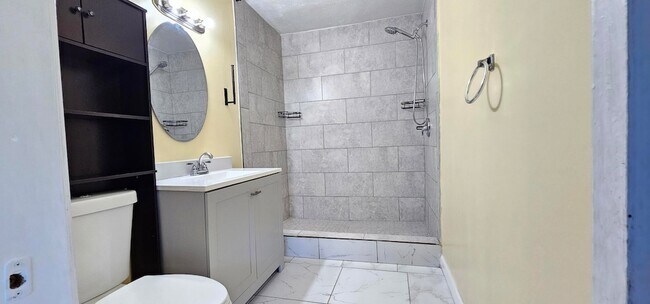 Building Photo - 3684 Pinehurst Dr