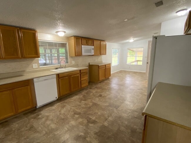 Building Photo - 3 Bedroom home on 1 Acre in Jennings