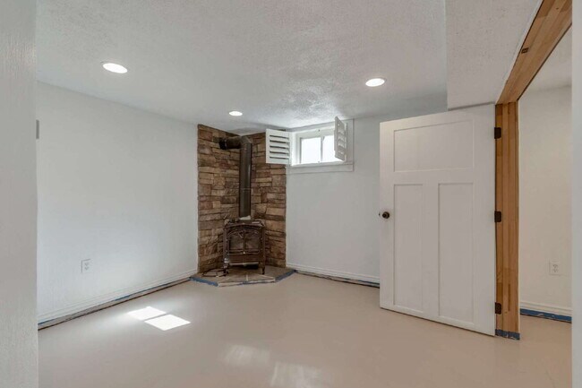 Building Photo - AVAILABLE NOW - Charming Sugar House Bungalow