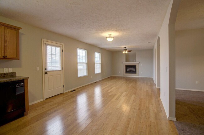 Building Photo - 1094 S Tanner Dr