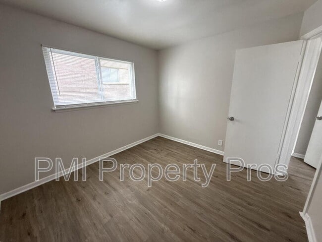 Building Photo - 7701 W Hampton Ave