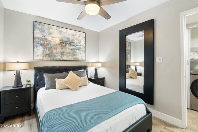 Building Photo - 8570 E Indian School Rd