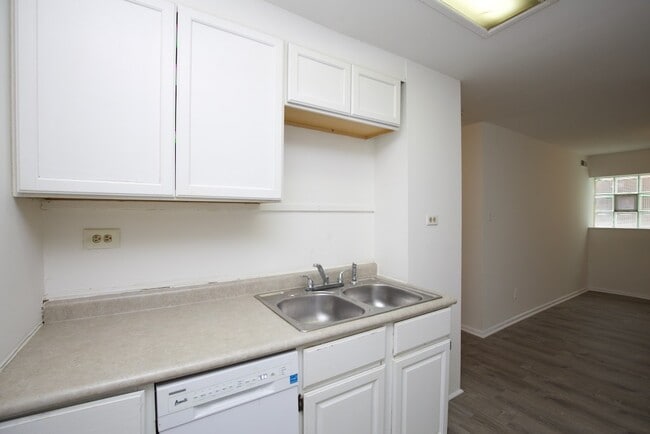 Building Photo - 3954 N Janssen Ave