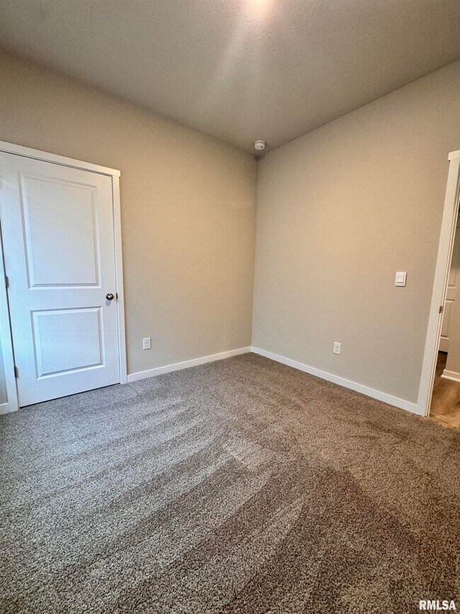 Building Photo - 709 E Bear Dr