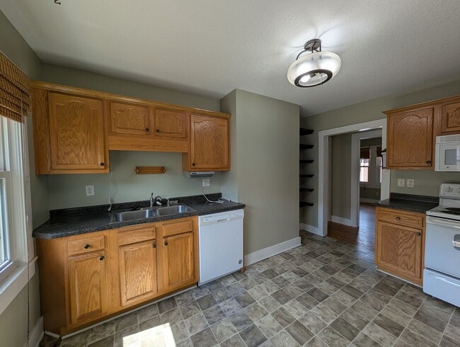 Building Photo - Swannanoa Bungalow!
