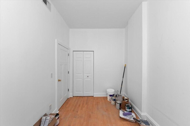 Building Photo - 3 bedroom in Chicago IL 60610