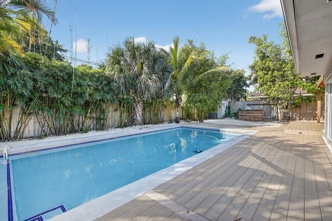 Building Photo - 2740 NE 34th St