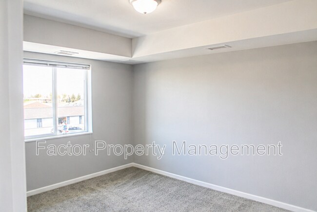 Building Photo - 561 S Elk St