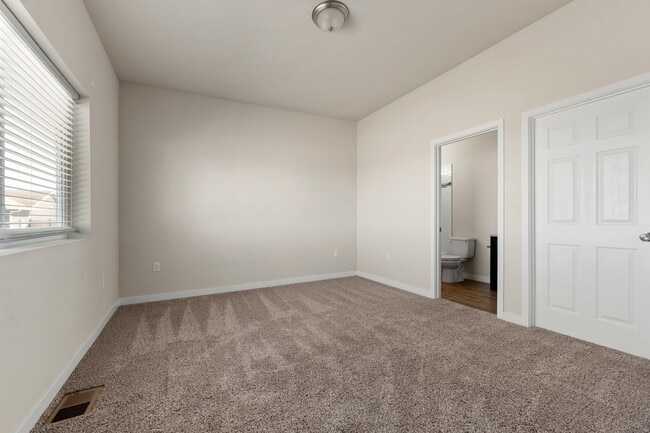 Building Photo - 753-753 E Laporte Dr