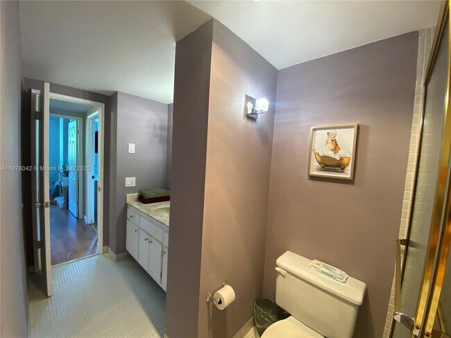 Building Photo - 4200 Hillcrest Dr