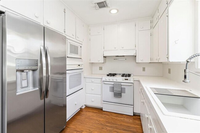 Building Photo - 730 N Sarah Jo St