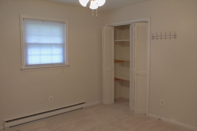 Building Photo - Well maintained ranch home available June ...