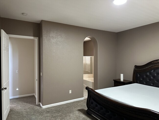 Building Photo - Weston Ranch 4 Bedroom 2.5 Bathroom Home