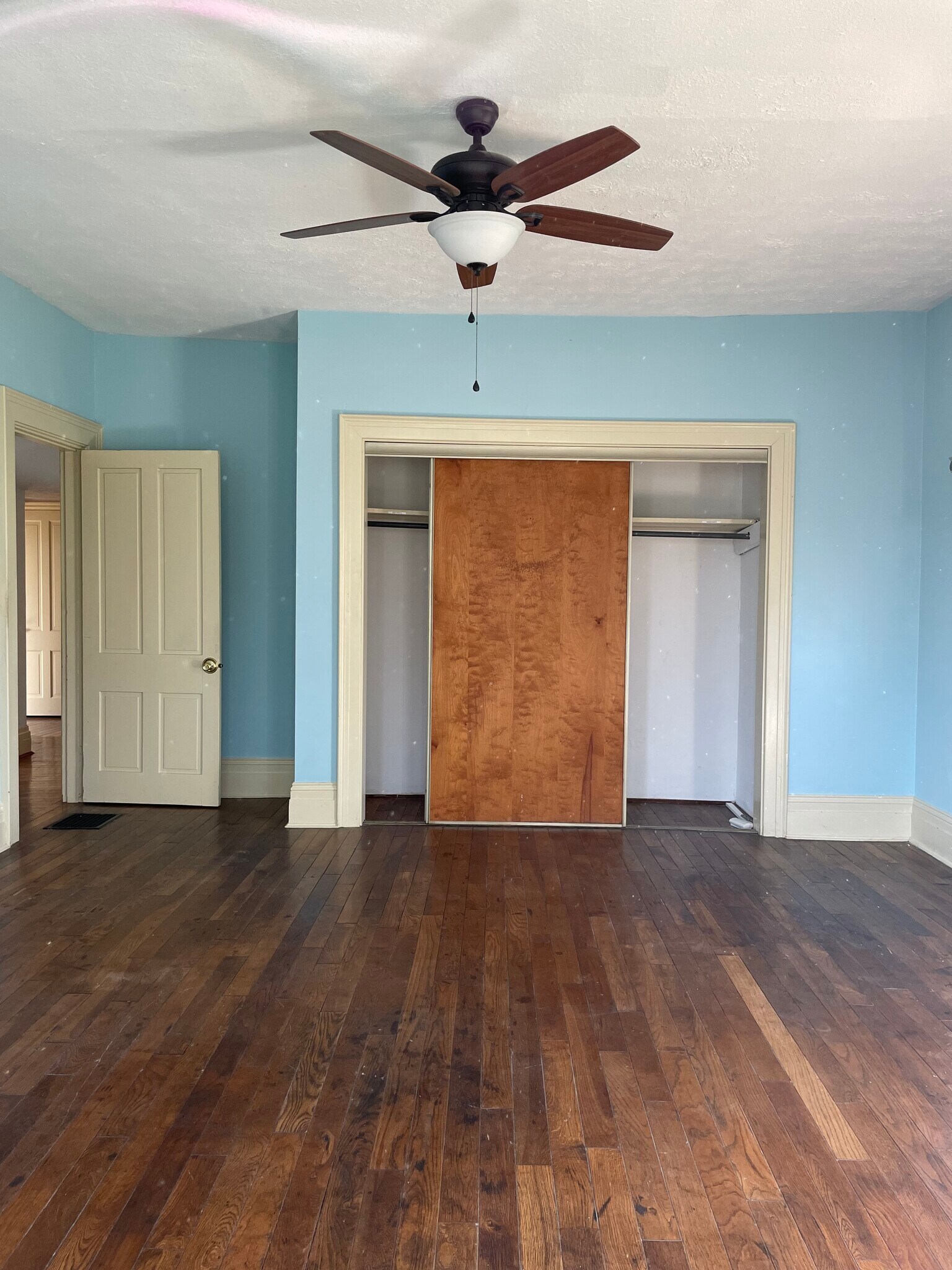 Building Photo - 20 E Sharon Rd