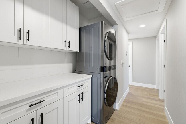 Building Photo - Donner