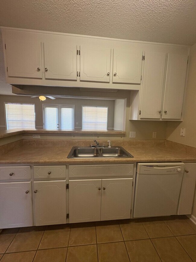 Building Photo - 125 Winthrope Ln
