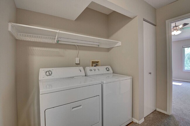 Building Photo - $2,025 - 2 Bed, 2.5 Bath Unit in Lakewood with In-Unit Laundry!