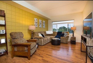 Building Photo - 400 N Richmond St