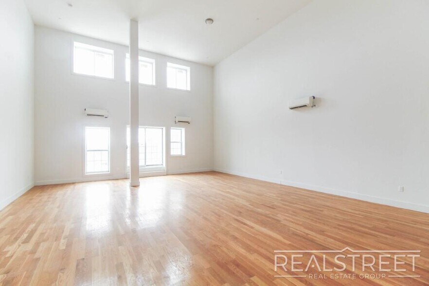 Building Photo - LUXURY PENTHOUSE 2 BR Loft WITH PRIVATE ROOF DECK in Queens! + 1 MONTH FREE!