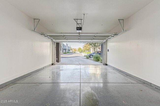 Building Photo - 2315 E Pinchot Ave