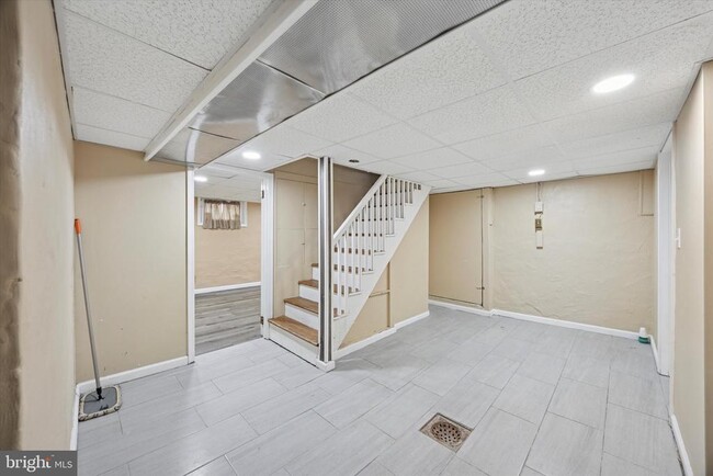 Building Photo - 11 E Chelton Rd