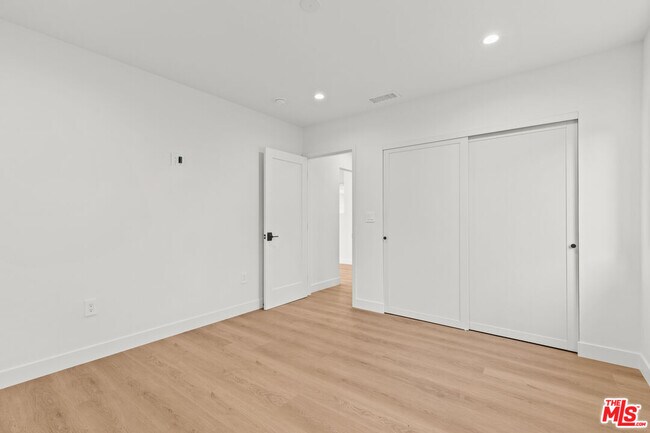 Building Photo - 3647 Grand View Blvd