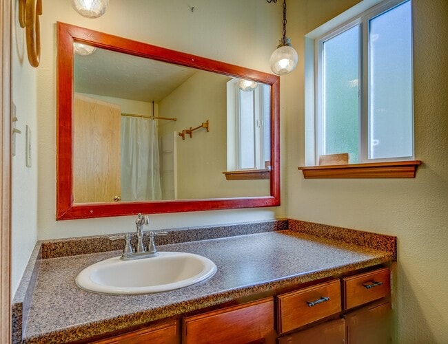 Building Photo - 2 Bed 1 Bath Home