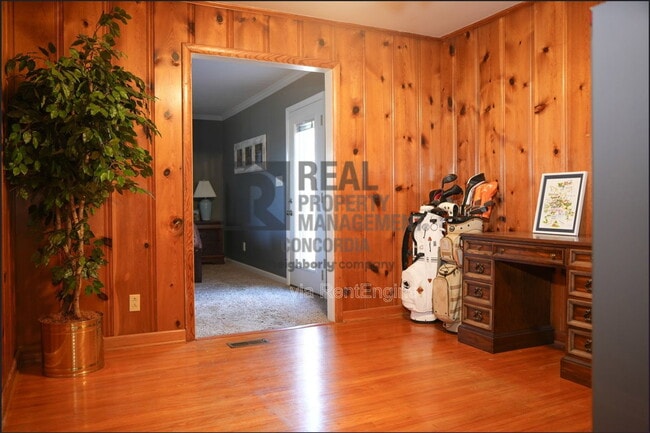 Building Photo - 550 Scenic Dr