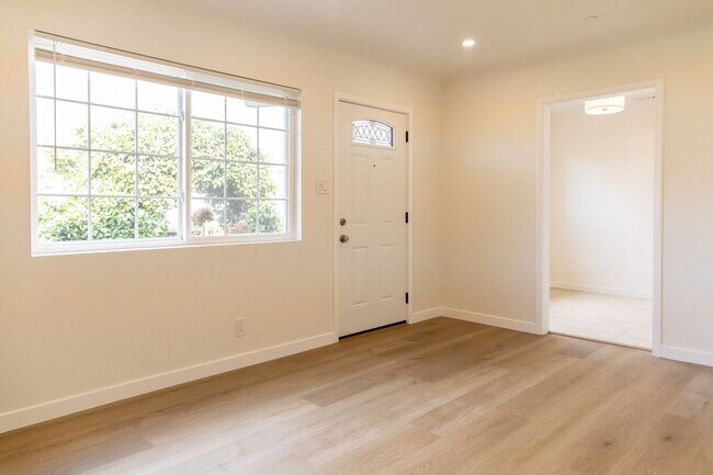 Building Photo - 1000-1006 Tilton