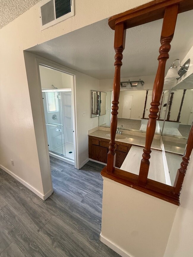 Building Photo - Spacious 4-Bedroom Home in Northeast Bakersfield