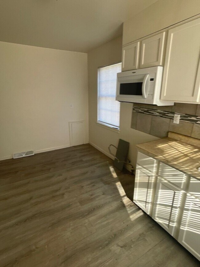 Building Photo - Cute 3 bed 1 bath with detached Garage