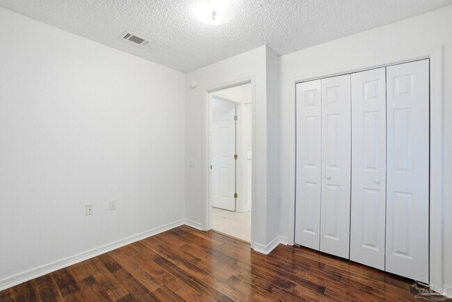 Building Photo - 2527 Trailwood Dr