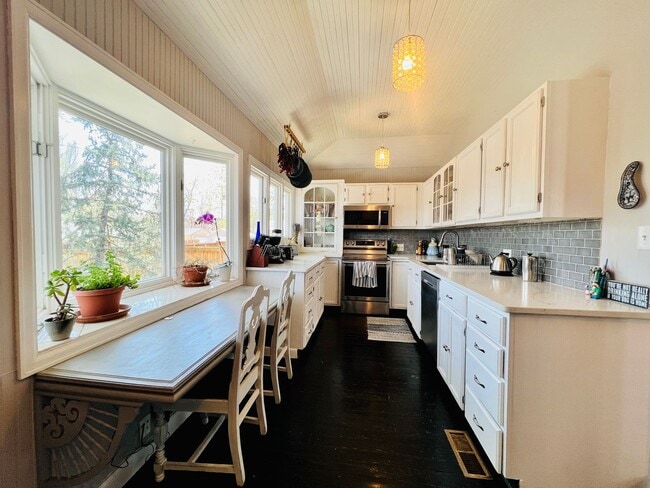 Building Photo - $0 DEPOSIT OPTION, CHARMING 3 BED 2 BATH TRADITIONAL BRICK HOME!! HUGE YARD, DETACHED GARAGE, COM...