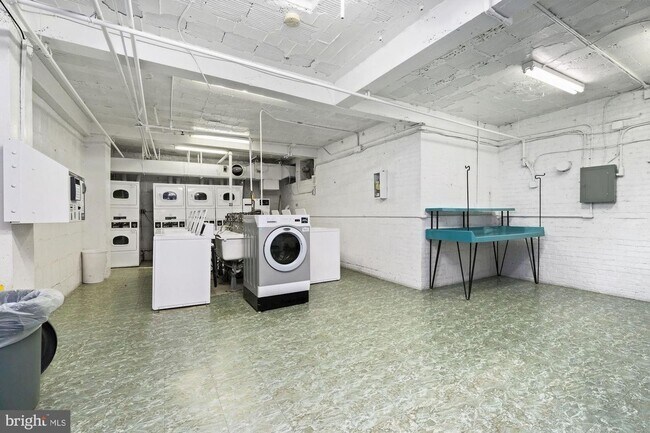Building Photo - Spacious 1BR/1BA in Fabulous Cathedral Hei...