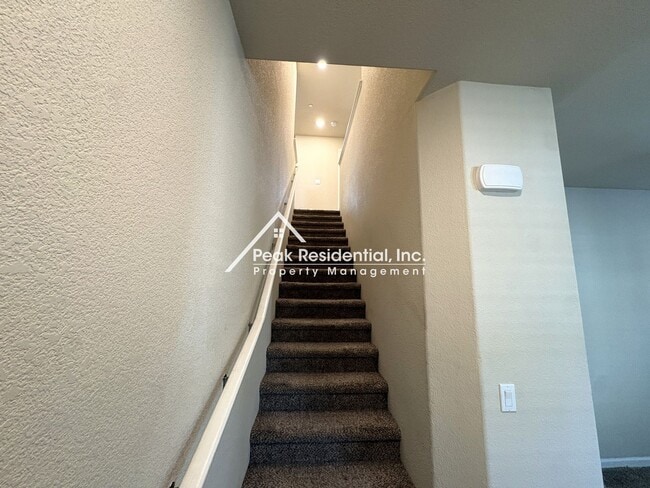 Building Photo - Spacious 4bd/2ba House - Gated Community