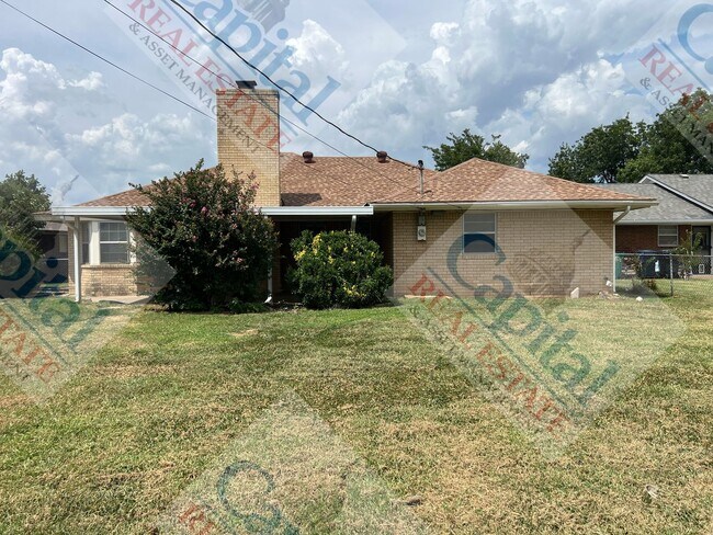 Building Photo - Charming 3 Bedroom