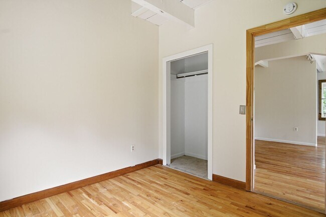Building Photo - Spacious 4-Bedroom Pet Friendly Home in a Peaceful Rural Setting