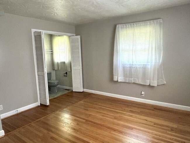 Building Photo - IMMACULATE ONE LEVEL HOME AVAILABLE IN SUR...