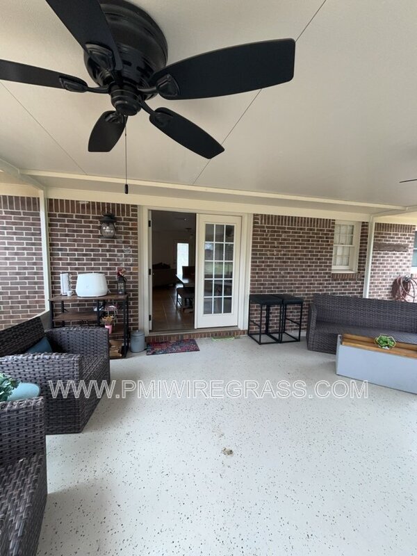 Building Photo - 202 Pondella Dr