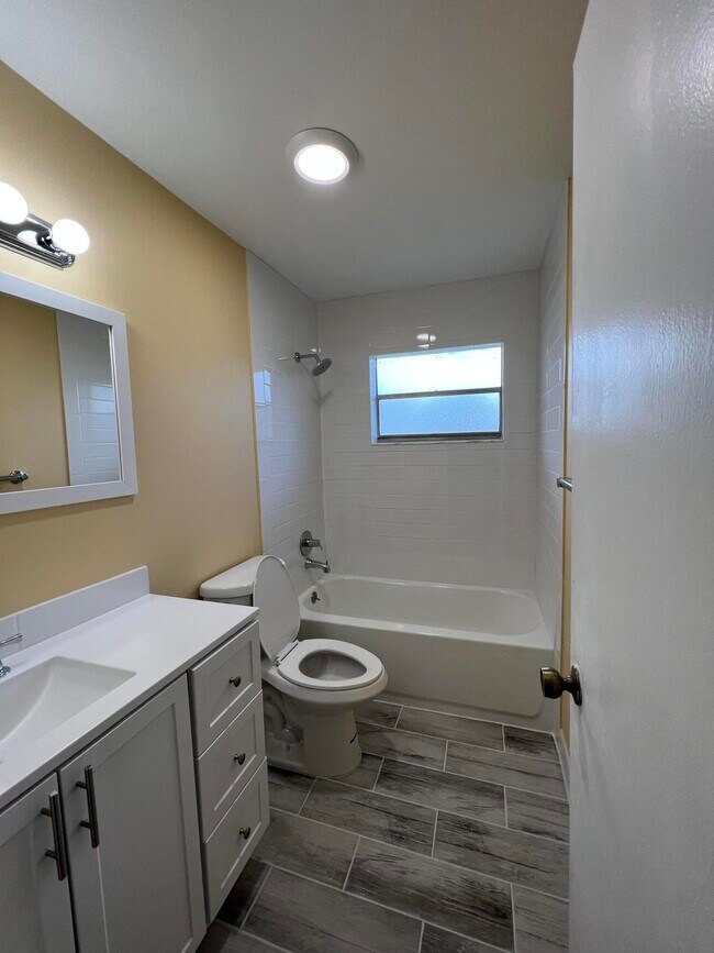 Building Photo - 210 Sparrow Dr