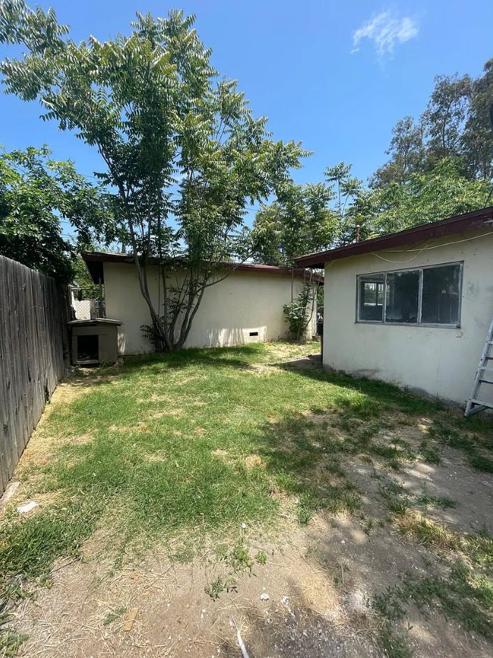 Private Backyard - 248 E 18th St