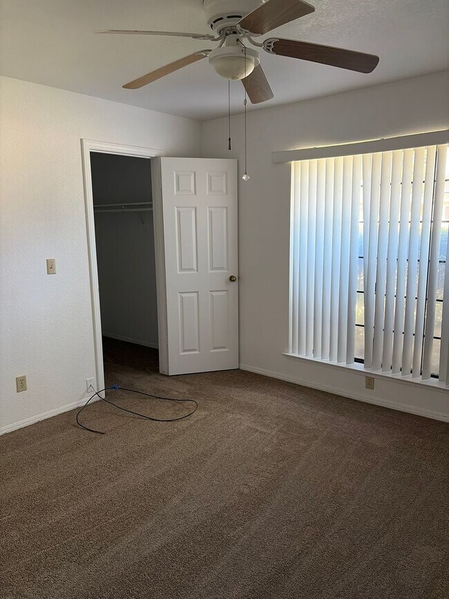 Building Photo - Exceptional 3 bedroom plus Loft or 4th bedroom