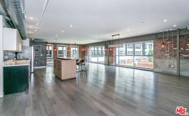 Building Photo - 527 Molino St