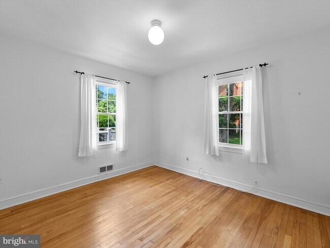 Building Photo - 404 S George Mason Dr