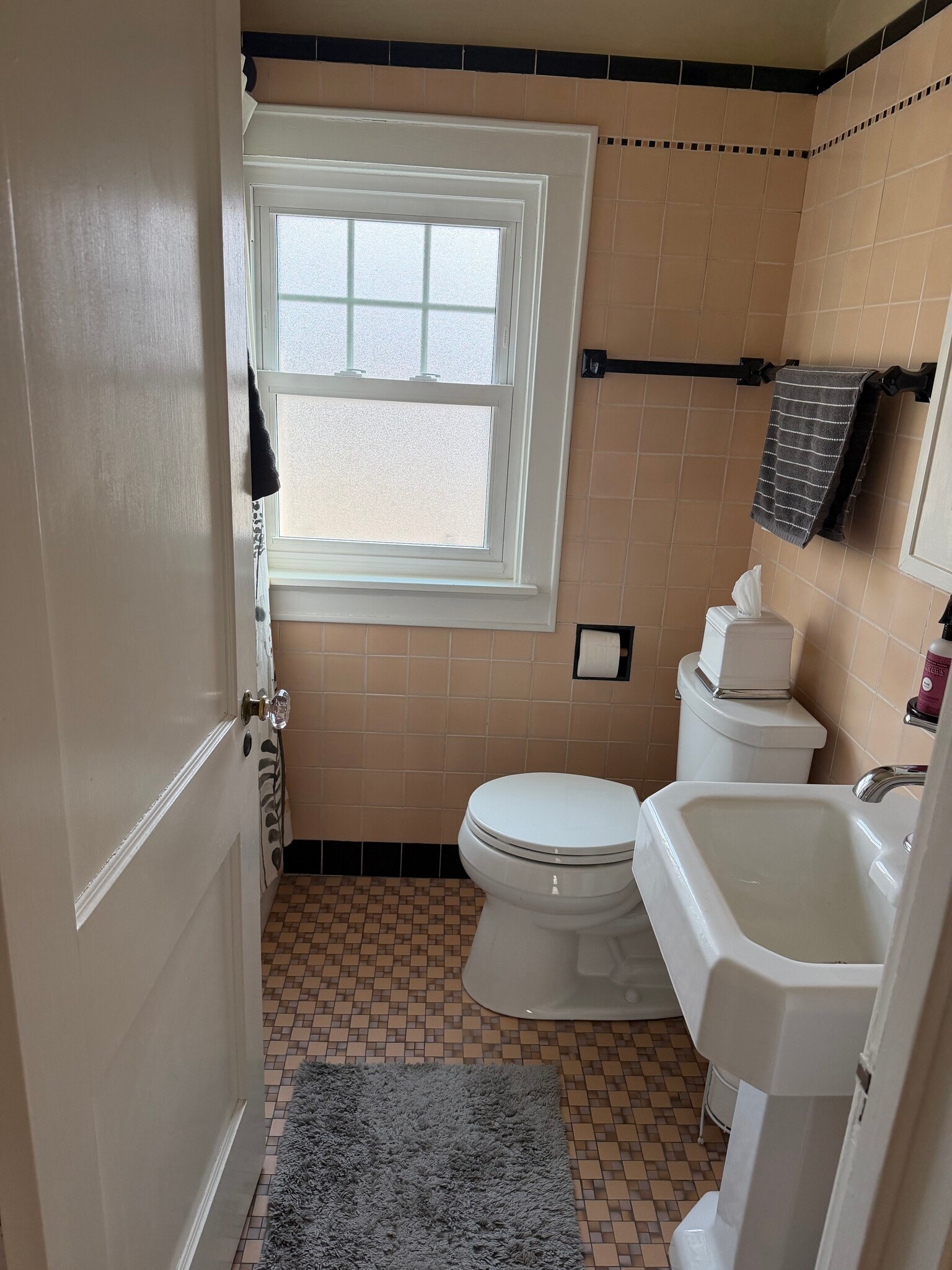 upstairs bathroom - 2220 E Jarvis St